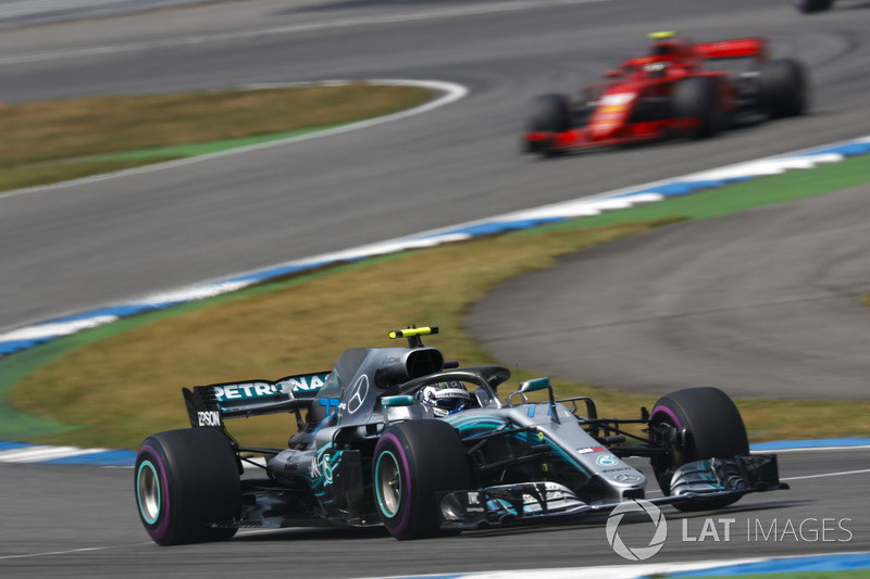 ... A ordem da equipe veio para que Bottas segurasse Kimi Raikkonen, terceiro colocado e que vinha forte