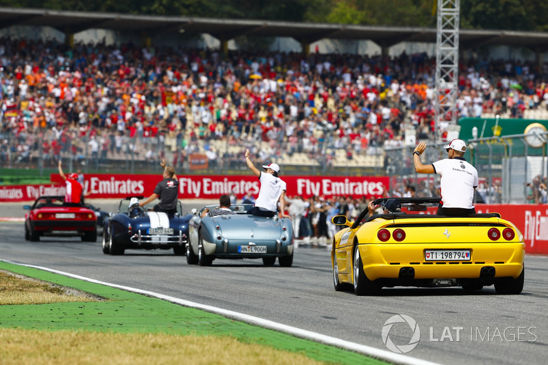 Marcus Ericsson, Sauber, behind Charles Leclerc, Sauber, Kevin Magnussen, Haas F1 Team, dan Kimi Raikkonen, Ferrari, mengikuti parade pembalap
