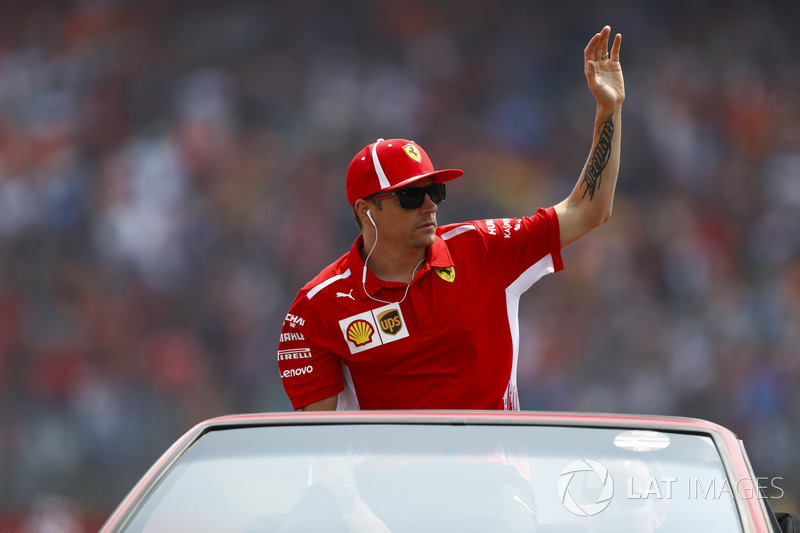 Kimi Raikkonen, Ferrari, mengikuti parade pembalap