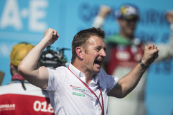 Allan McNish, Team Principal, Audi Sport Abt Schaeffler, festeggia
