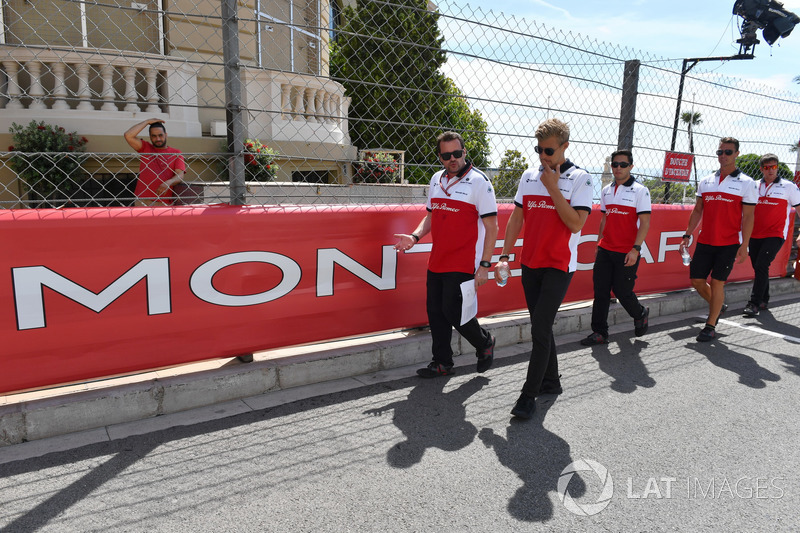 Marcus Ericsson, Sauber walks the track