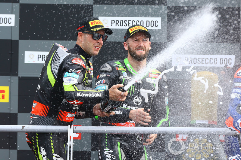 Podio: il secondo classificato Jonathan Rea, Kawasaki Racing, il terzo classificato Tom Sykes, Kawasaki Racing