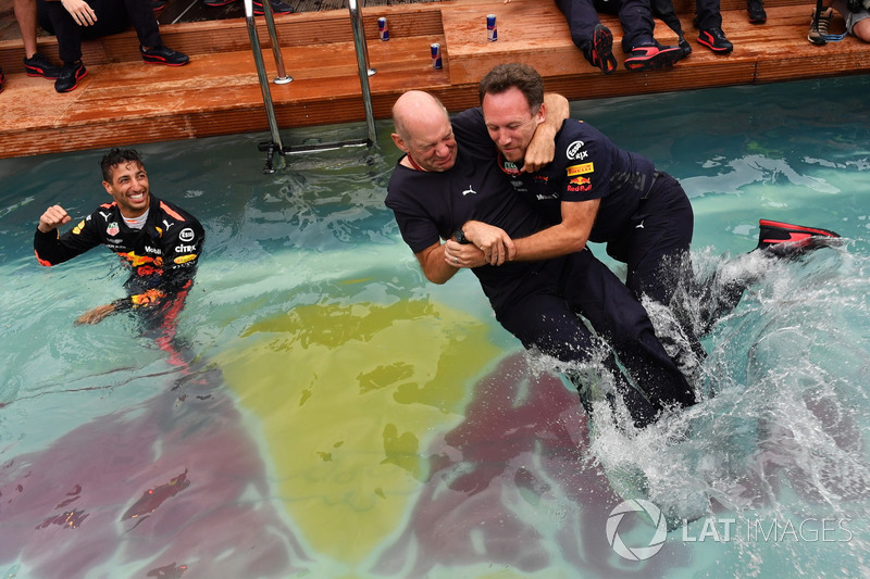 A Red Bull fergeteges monacói medencés partija