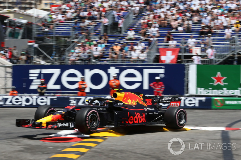 Max Verstappen, Red Bull Racing RB14 golpea la barrera y se estrella