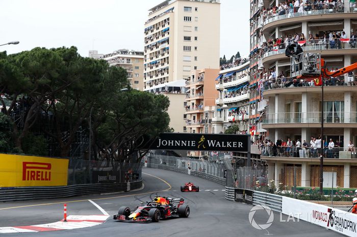 Daniel Ricciardo, Red Bull Racing RB14, delante de Sebastian Vettel, Ferrari SF71H