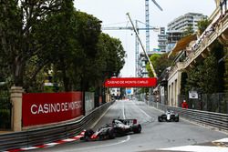 Romain Grosjean, Haas F1 Team VF-18, voor Lance Stroll, Williams FW41