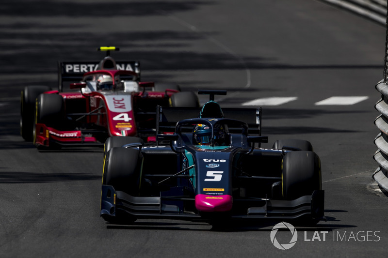 Alexander Albon et Nyck de Vries se sont accrochés alors qu'ils rentraient aux stands !