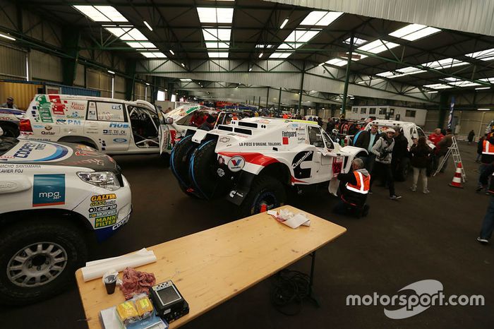 Los equipos se preparan en Le Havre para el largo viaje a Lima, Perú