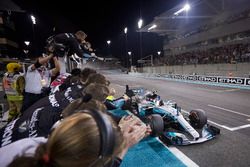 Bandera a cuadros para Valtteri Bottas, Mercedes AMG F1 W08