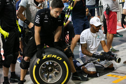 Lewis Hamilton, Mercedes AMG F1, joins in, the practice pitstops