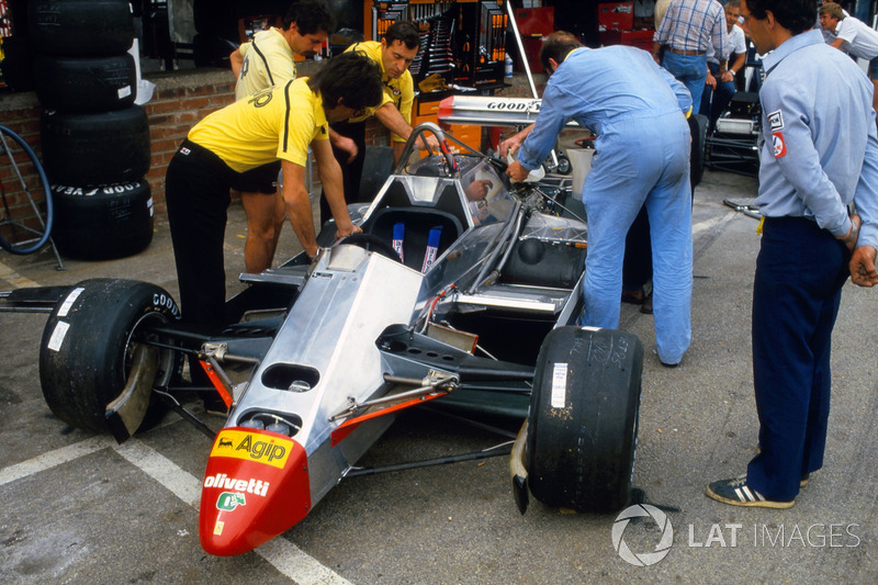 Les mécaniciens travaillent sur la Ferrari 126C2 de Didier Pironi.