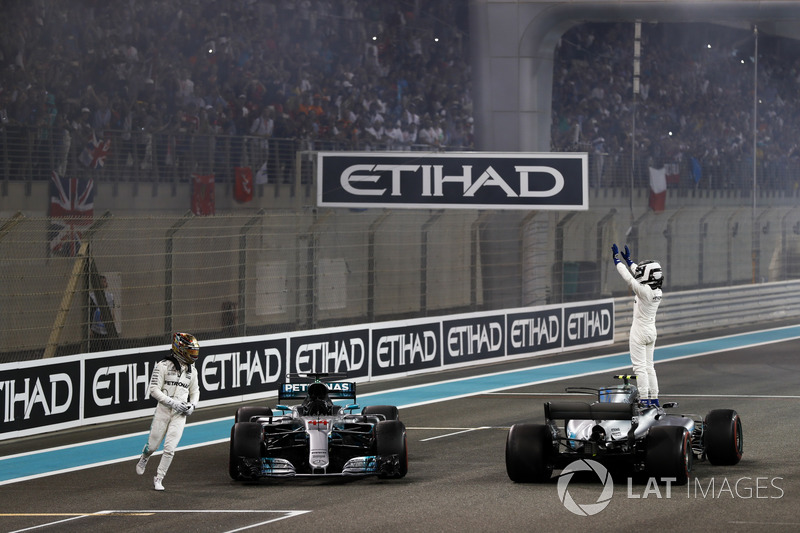 Valtteri Bottas, Mercedes AMG F1 W08 y Lewis Hamilton, Mercedes AMG F1 W08, celebran en pista