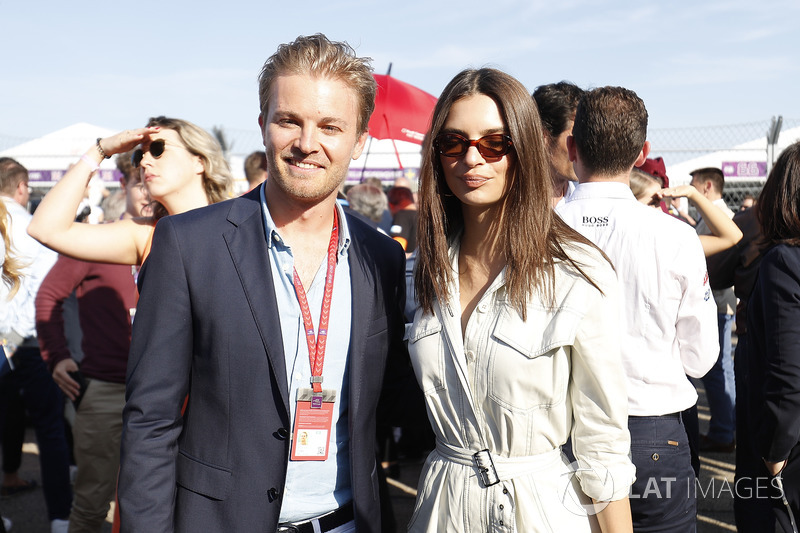 Nico Rosberg, Champion du monde de Formule 1 et investisseur en Formule E, avec la top model Emily Ratajkowski