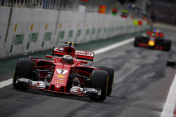 Kimi Raikkonen, Ferrari SF70H, Daniel Ricciardo, Red Bull Racing RB13