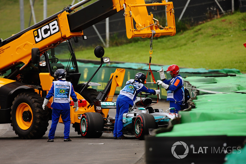 Marshals remove the damaged car of Lewis Hamilton, Mercedes AMG F1 W08, after he crashed out of Q1