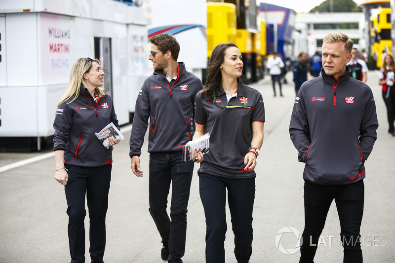 Romain Grosjean, Haas F1 Team, e Kevin Magnussen, Haas F1 Team, accompagnano due colleghe nel paddock