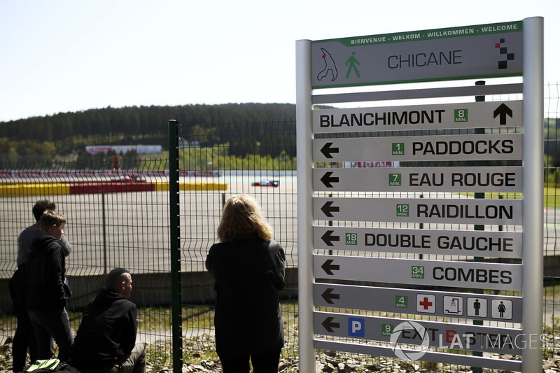 Chicane corner board