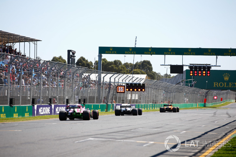 Stoffel Vandoorne, McLaren MCL33 Renault, leads Lewis Hamilton, Mercedes AMG F1 W09, and Sergio Pere