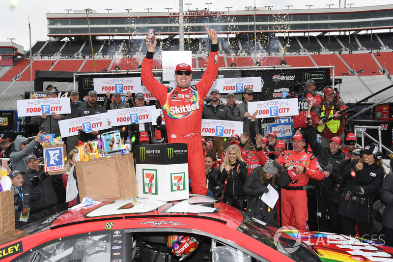 Race winner Kyle Busch, Joe Gibbs Racing