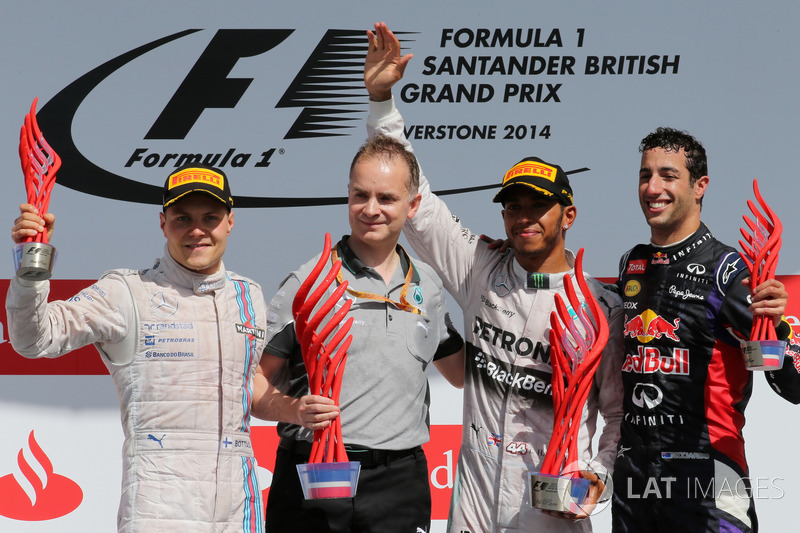 Podio: segundo clasificado Valtteri Bottas, Williams, John Owen, diseñador jefe de Mercedes AMG F1, ganador de la carrera Lewis Hamilton, Mercedes AMG F1, tercer puesto Daniel Ricciardo, Red Bull Racing