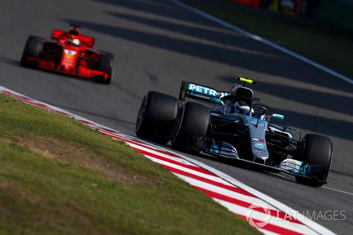 Valtteri Bottas, Mercedes AMG F1 W09, Sebastian Vettel, Ferrari SF71H