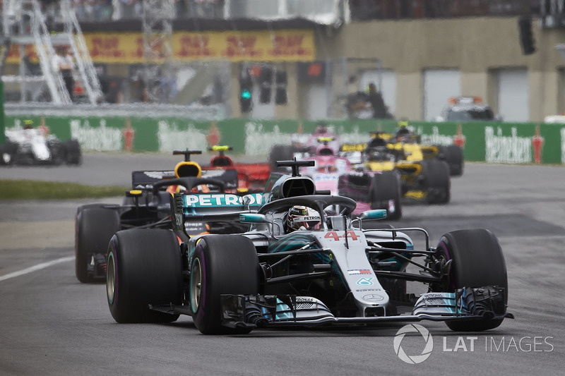 Lewis Hamilton, Mercedes AMG F1 W09, y Daniel Ricciardo, Red Bull Racing RB14