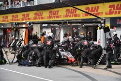 Romain Grosjean, Haas F1 Team VF-18 pit stop