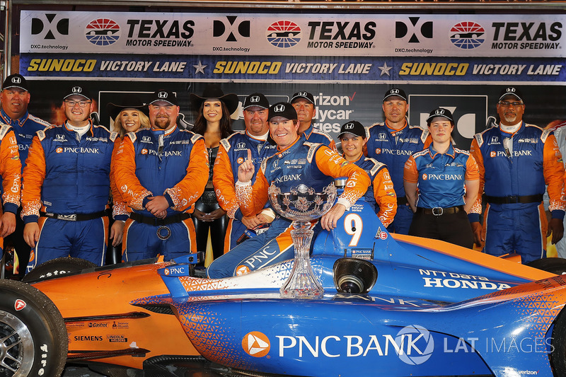 Scott Dixon, Chip Ganassi Racing Honda celebrates in victory lane with his team