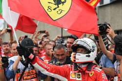 Il vincitore della gara Sebastian Vettel, Ferrari, festeggia nel parco chiuso