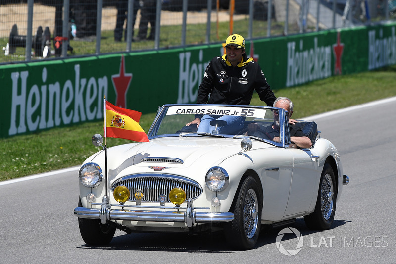 Carlos Sainz Jr., Renault Sport F1 Team on the drivers parade