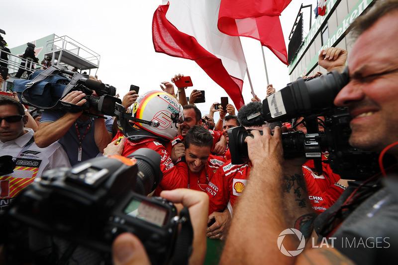 El ganador de la carrera de Canadá, Sebastian Vettel, Ferrari, celebra en parc ferme con su equipo