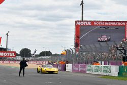 #63 Corvette Racing Chevrolet Corvette C7.R: Jan Magnussen, Antonio Garcia, Mike Rockenfeller, passe la ligne d'arrivée