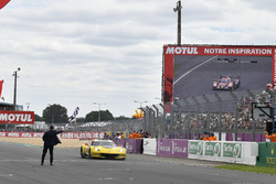 #63 Corvette Racing Chevrolet Corvette C7.R: Jan Magnussen, Antonio Garcia, Mike Rockenfeller, passe la ligne d'arrivée