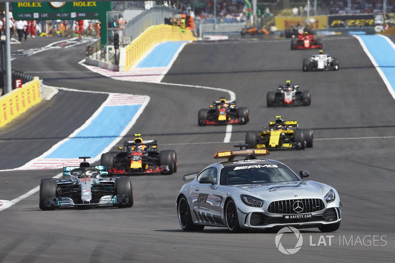 La Safety Car al comando davanti a Lewis Hamilton, Mercedes AMG F1 W09, Max Verstappen, Red Bull Racing RB14, Carlos Sainz Jr., Renault Sport F1 Team R.S. 18, e Daniel Ricciardo, Red Bull Racing RB14