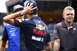 Brendon Hartley, Toro Rosso, talks with Daniel Ricciardo, Red Bull Racing, alongside Kevin Magnussen, Haas F1 Team
