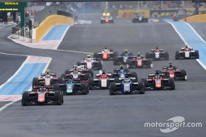 Race start with George Russell, ART Grand Prix leading Alexander Albon, DAMS and Sergio Sette Camara, Carlin