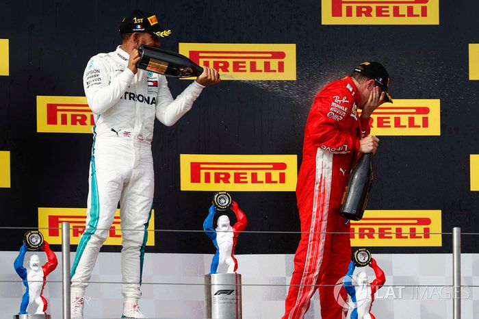 Lewis Hamilton, Mercedes AMG F1 y Kimi Raikkonen, Ferrari, con champagne en el podio