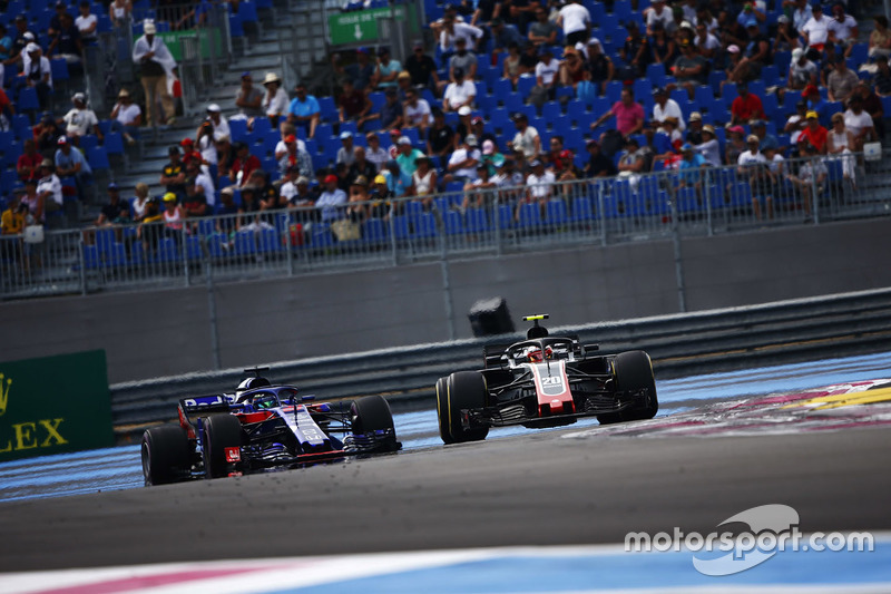 Кевин Магнуссен, Haas F1 Team VF-18, и Брендон Хартли, Scuderia Toro Rosso STR13