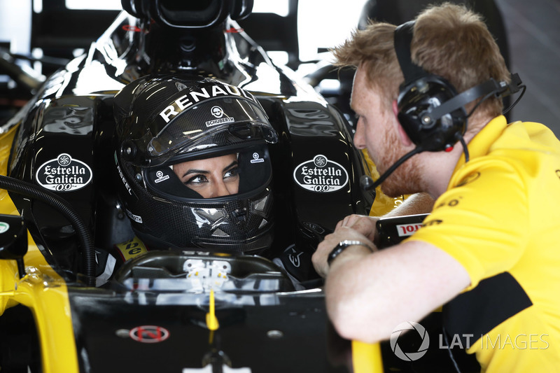 Aseel Al-Hamad, 2012 Lotus E20 Renault F1 aracını kullanıyor