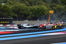 Sebastian Vettel, Ferrari SF71H colpisce Valtteri Bottas, Mercedes-AMG F1 W09 alla partenza della gara