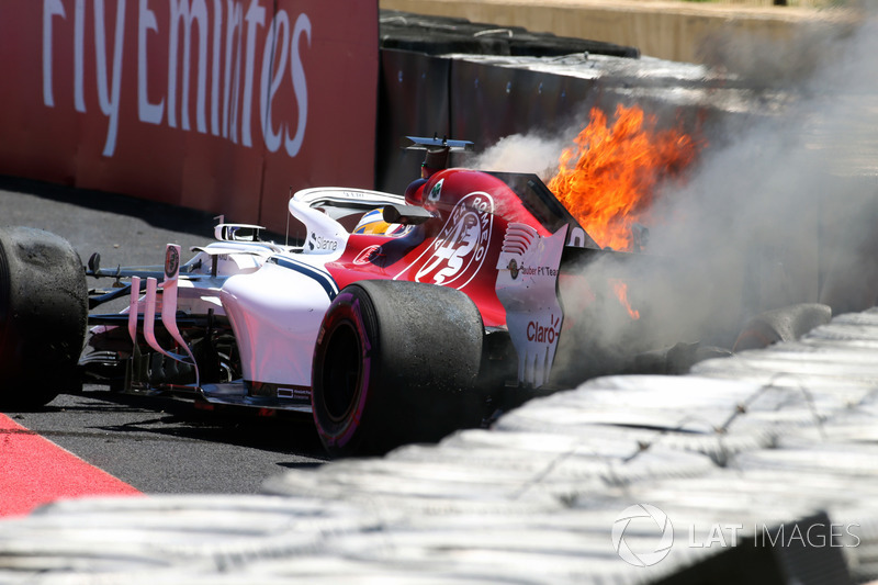 Авария и пожар: Маркус Эрикссон, Alfa Romeo Sauber C37