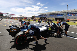 Lance Stroll, Williams FW41, est ramené au garage