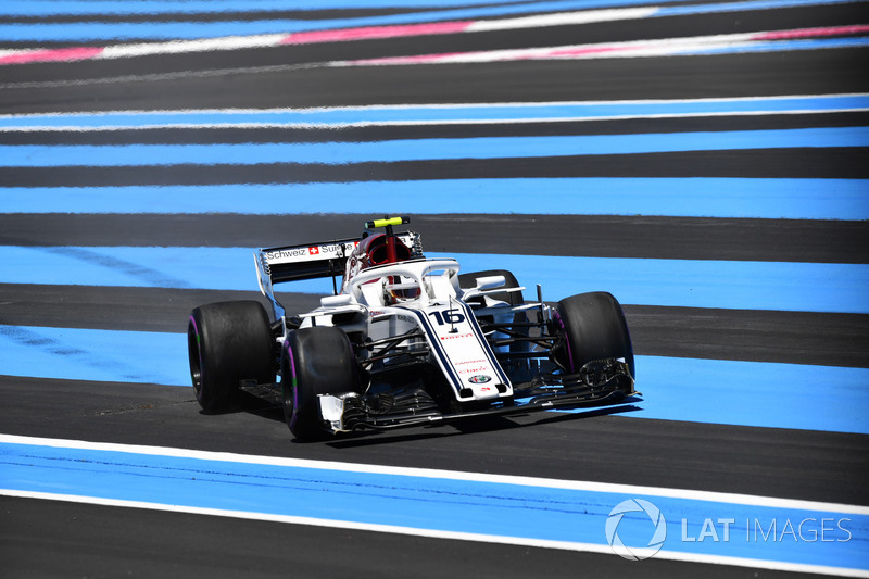 Charles Leclerc, Sauber C37 runs wide