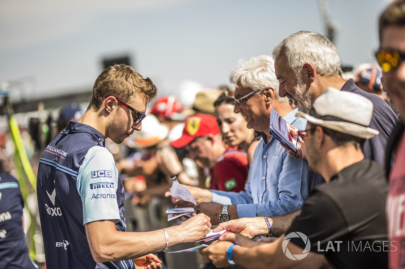 Sergey Sirotkin, Williams signs autographs for the fans