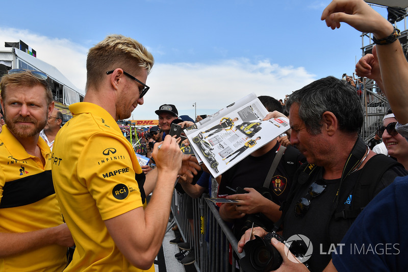 Nico Hulkenberg, Renault Sport F1 Team signs autographs for the fans