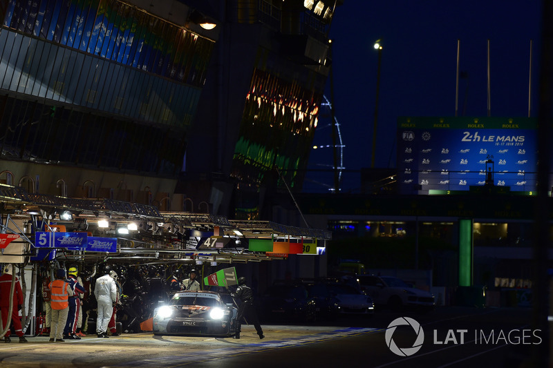 #77 Proton Competition Porsche 911 RSR: Christian Ried, Julien Andlauer, Matt Campbell, pit stop