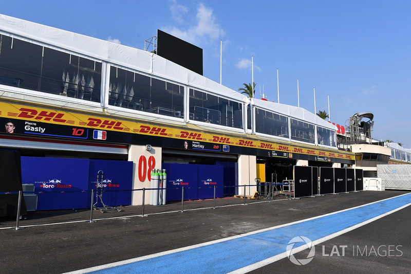 Scuderia Toro Rosso garaje