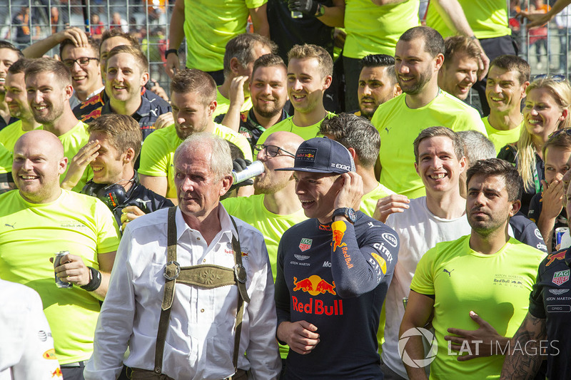 Race winner Max Verstappen, Red Bull Racing celebrates with Dr Helmut Marko, Red Bull Motorsport Consultant and the team