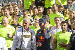 Racewinnaar Max Verstappen, Red Bull Racing viert feest met Dr Helmut Marko, Red Bull Motorsport Consultant en het team