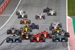 Lewis Hamilton, Mercedes AMG F1 W09, Sebastian Vettel, Ferrari SF71H, Valtteri Bottas, Mercedes AMG F1 W09, ruota a ruota verso curva 1